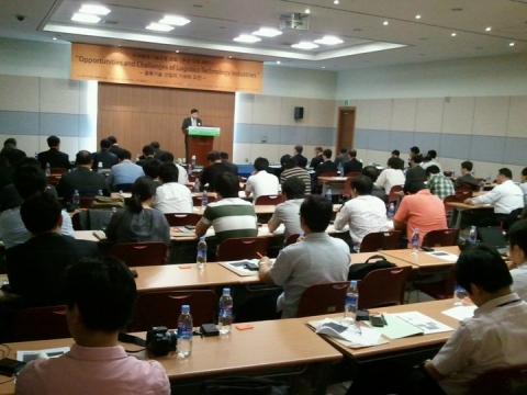 미래물류기술포럼 국제세미나에서 김성진(한경대 총장) 공동의장이 개회사를 하고 있다.