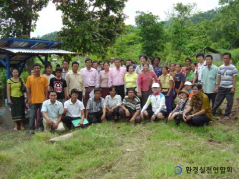 우물 완공 후 푸상캄 마을 주민들과 봉사자들