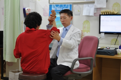 어깨 통증 환자를 치료하고 있는 노민 정형외과 전문의