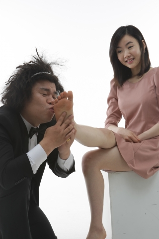 발샴푸로 씻은 발이 깨끗하다는 사실을 홍보하고 있는 개그맨 오정태