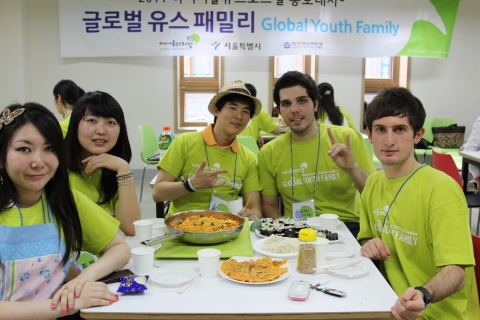 하이서울유스호스텔 홍보대사 글로벌유스패밀리 1기 한국음식만들기 체험에 참여중인 참가자들 (2011.5.28)