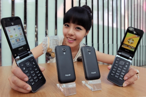 심플한 디자인에 실용성을 겸비한 삼성전자 폴더폰 '미니멀 폴더'가 SKT와 KT를 통해 출시됐다.