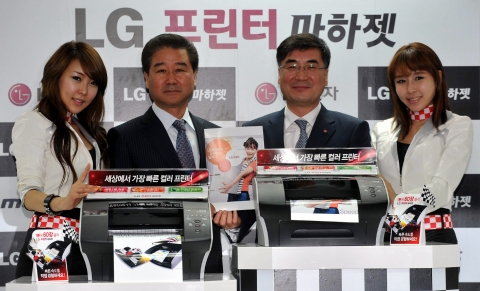 권희원 HE사업본부장 부사장(오른쪽 두번째), 최상규 한국마케팅본부장 전무(오른쪽 세번째)가 신제품 앞에서 기념촬영을 하고 있다.