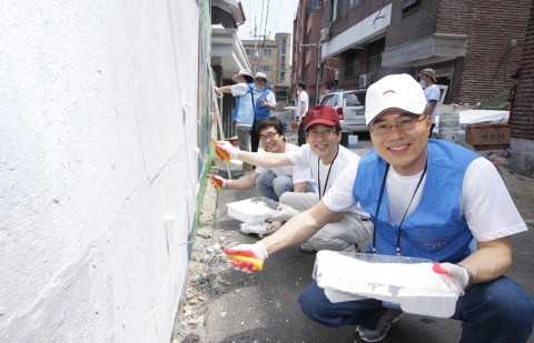 6월 21일 은평구 응안동 열린아동센터에서 열린 '사랑의 공부방 고쳐주기'활동에서 하영구 한국씨티은행장(우)과 김태준 한국금융연구원장(중간)이 건물 외벽 페인트칠을 하고 있다.
