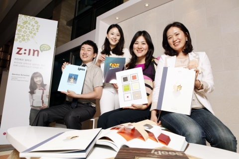 LG하우시스가 &#039;2012~2013 인테리어 디자인 트렌드 세미나&#039;를 서울 양재동 엘타워에서 개최했다. LG하우시스의 디자이너들이 디자인센터에서 제작한 인테리어 디자인 트렌드 서적 ‘이디스(idees)’를 선보이고 있다.