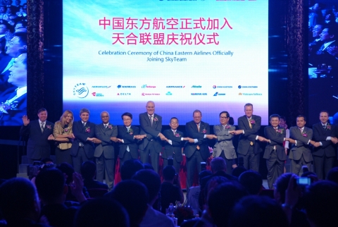 대한항공이 주도하는 세계적 항공동맹체 스카이팀은 21일 저녁 중국 베이징 인민대회당(Great Hall of the People)에서 중국동방항공의 스카이팀 가입 기념행사를 가졌다. 사진은 지창훈 대한항공 총괄사장(왼쪽에서 다섯번째)을 비롯한 마쉬룬(馬須倫, 왼쪽에서 일곱번째) 중국동방항공 사장, 스카이팀 회원사 대표들이 기념사진 촬영을 위한 포즈를 취하고 있다.