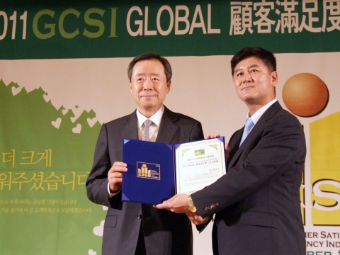 일본 교토에서 열린 2011년 GCSI 1위 기업 인증식에서 삼성전자의 이승호 상무(오른쪽)가 글로벌경영위원회 양승택 위원장(왼쪽)으로부터 GCSI 1위 기업 인증서를 수여받고 있다.