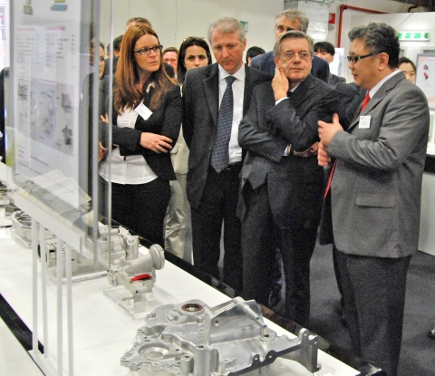 이번 ‘부품 해외 로드쇼-피아트 테크 페어’에 참가한 현대ㆍ기아차 부품 협력사 중 하나인 명화공업 직원들이 지아니 코다(Gianni Coda) 피아트그룹 구매총괄사장(사진 오른쪽에