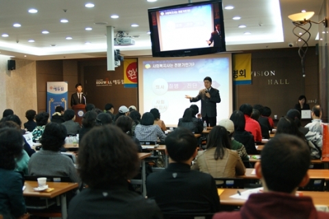 에듀윌 원격평생교육원이 개최한 ‘사회복지학 과정 설명회’에 많은 참여자들이 몰려 사회복지사의 활동과 전망에 대한 특강을 듣고 있다.