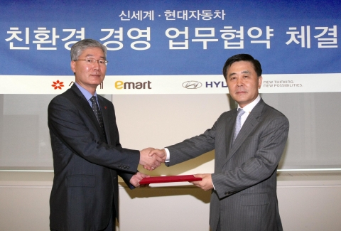 현대자동차(회장 정몽구)는 22일 신세계그룹 본사에서 현대자동차 곽진 판매사업부장(사진 오른쪽)과 신세계그룹 최병용 기업윤리실천사무국장이 함께 한 가운데 친환경 경영 업무협약(MOU)을 체결했다.