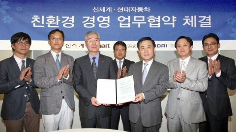 현대자동차(회장 정몽구)는 22일 신세계그룹 본사에서 현대자동차 곽진 판매사업부장(사진 오른쪽)과 신세계그룹 최병용 기업윤리실천사무국장이 함께 한 가운데 친환경 경영 업무협약(MOU)을 체결했다.