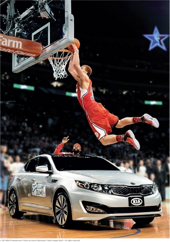 그리핀이 지난 2월 NBA 올스타전 슬램덩크 콘테스트에서 기아 K5(수출명 : 옵티마)를 뛰어넘어 호쾌한 슬램덩크 슛을 하는 모습.