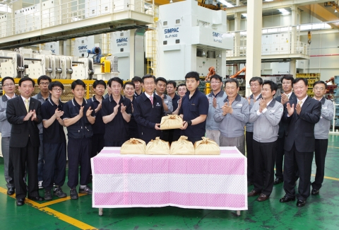 대구은행 하춘수 은행장이 일지테크 근로자들에게 경산 대추빵과 행운의 떡을 전달하고 있다