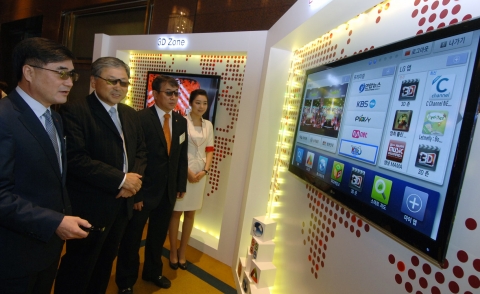 서울 강남구 삼성동 소재 인터콘티넨탈호텔에서 열린 스마트 TV 콘퍼런스에서 LG전자 권희원 홈엔터테인먼트(HE)사업본부장(맨 왼쪽), 사단법인 앱센터 운동본부 이사장 김진형 카이스