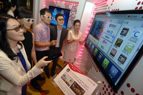 서울 강남구 삼성동 소재 인터콘티넨탈호텔에서 열린 스마트 TV 콘퍼런스에서 관람객들이 스마트 3D TV를 관람하고 있다.