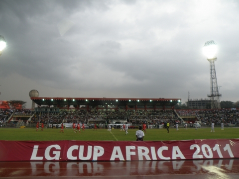LG전자가 동아프리카에서 케냐와 수단간 국가대표 축구 친선경기 개최하고 고아원생들을 초청하는 등 사회공헌활동을 펼쳤다.   사진]LG전자가 25일(현지시각) 케냐 나이로비에서 개최한 케냐와 수단 축구 국가대표팀간의 'LG 컵 아프리카 2011' 친선 경기 모습