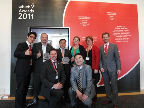 삼성전자 영국법인 관계자들이 기념촬영을 하고 있는 모습 왼쪽에서 두번째는 앤드류 그리피스(Andrew Griffiths) 삼성전자 영국법인 마케팅담당 법인임원, 세번째는 삼성전자 영국법인 송성원 전무