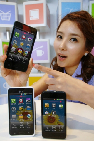 스마트폰을 보기 쉽고 사용하기 편리하도록 개발한 「이지 홈 (Easy Home)」프로그램을 다운받아 적용한 스마트폰 초기화면 모습