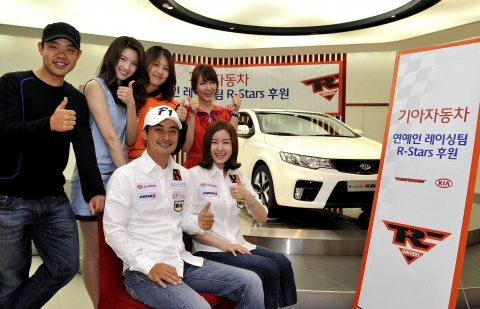 사진 뒷줄 왼쪽부터 탤런트 이동훈/정가은, 최윤례 선수, 탤런트 민영원. 앞줄 왼쪽부터 탤런트 이세창/김지연