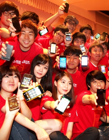 SK텔레콤 '대학생 스마트 서포터즈'로 선발된 대학생들이 27일 SK텔레콤 본사에서 열린 발대식에 참석하여 열정적인 활동을 다짐하고 있다.