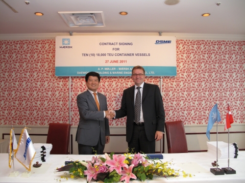 27일 일본에서 대우조선해양 남상태 대표이사 (왼쪽)와 AP 몰러-머스크(AP Møller-Maersk)社의 아이빈트 콜딩(Eivind Kolding) 사장 (오른쪽)이 세계 최대