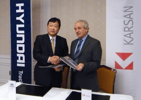 현대자동차(회장 정몽구)가 28일 터키 이스탄불에서 현대차 최한영 부회장(사진 왼쪽)과 터키 카르산(Karsan)社의 잔 나훔(Jan Nahum) 부회장(사진 오른쪽) 등 양사 관계자가 참석한 가운데 터키의 상용차 제조업체 카르산社와 유럽 전략형 소형 상용차의 CKD 생산을 위한 계약을 체결했다.