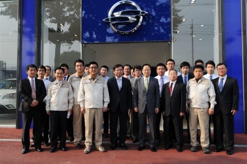 수원 광교 대리점을 방문한 노사대표. 앞줄 왼쪽에서 3번째부터 차례대로 김규한 노조위원장, 광교대리점 김종권 대표, 이유일 사장