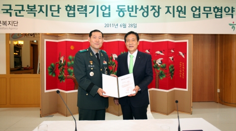 하나은행은 28일 용산 육군회관에서 국군복지단과 ‘국군복지단 협력기업 동반성장을 위한 업무협약’을 체결했다. (사진 왼쪽부터 박대섭 국군복지단장, 김정태 하나은행장)