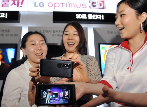 LG전자가 헐리우드 화제작 ‘트랜스포머 3’ 개봉에 앞서 28일 저녁 상암 CGV에서 ‘옵티머스 3D와 함께하는 트랜스포머3 시사회’를 가졌다. 이날 시사회에 참석한 여성 고객들이 '옵티머스 3D'를 체험해 보고 있다.