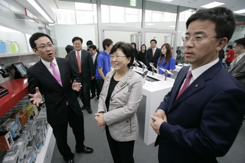 (오른쪽부터) KT 표현명 사장, 이화여대 김선욱 총장