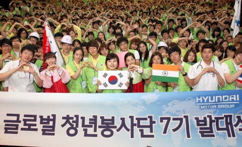 현대차그룹 글로벌청년봉사단 7기 발대식 현대자동차그룹이 29일(수) 양재사옥 대강당에서 『Happy Move 글로벌 청년봉사단』7기 발대식을 갖고, 7월 초부터 8월 중순까지 총 500명의 인원이 중국, 인도, 브라질, 태국, 에티오피아에서 봉사활동과 문화교류 등을 펼친다. 사진은 행사 후 글로벌 청년봉사단 7기 단원들이 함께 기념촬영을 하고 있는 모습.