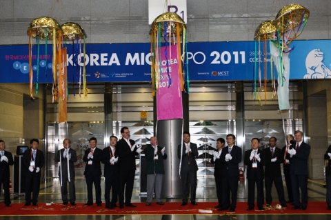 2011 MICE 산업전 개막식이 이참 한국관광공사 사장, 오세훈 서울시장 등이 참가한 가운데 열리고 있다 (6월 29일 11시 COEX 개최)