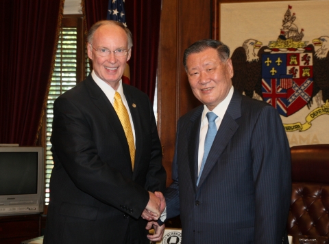 29일(현지시간) 정몽구 회장(우측)이 앨라배마州 몽고메리市에 위치한 주지사 공관을 방문, 로버트 벤틀리 주지사와 환담을 갖고 악수를 나누고 있다.