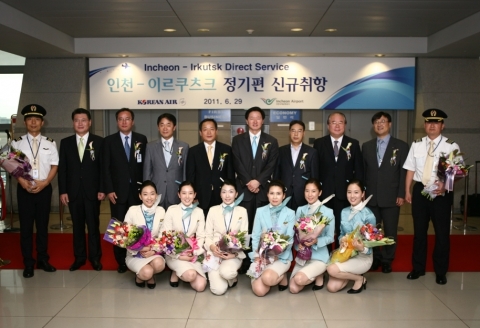 취항행사 후 우기홍 대한항공 여객사업본부장(뒷줄 좌로부터 여섯번째)을 비롯해 인천국제공항, 서울지방항공청 관계자들이 대한항공 승무원들과 기념 촬영을 하고 있는 모습.