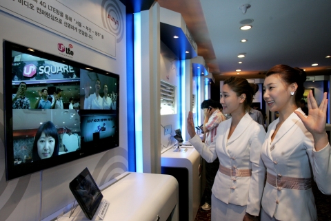 “마치 옆에서 있는 것처럼 생생해요” 
LG유플러스는 LTE망으로 태블릿을 통해 고화질의 다자간 화상을 연결해 회의나 대화를 할 수 있고 기존 3G 대비 화면이 선명하고 옆에서 