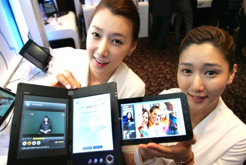 “이동 중에도 실시간 화상강의 들어요”
LG유플러스는 LTE 기반으로 언제 어디서나 쌍방향으로 실시간 화상강의와 VOD학습을 통해 시간과 장소에 구애받지 않고 언제 어디서나 원하