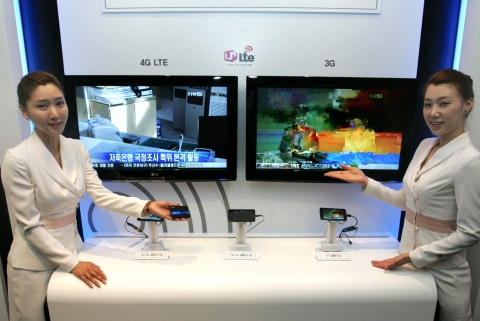 “움직이는 영화관으로 ‘3D 트랜스포머’ 보세요”
LG유플러스는 이동 중에 영화를 볼 수 있는 ‘움직이는 영화관’을 구현할 수 있는 ‘실시간 HD방송’을 시연했다. LG유플러스의