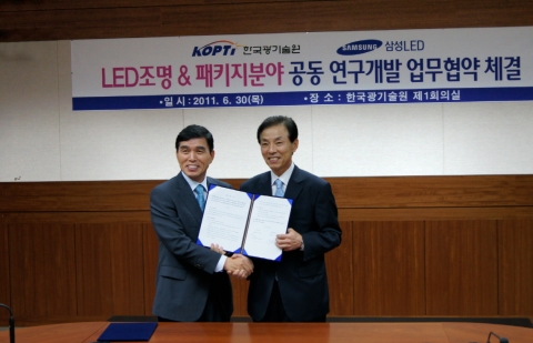 왼쪽) 삼성LED 조성현 부사장, 오른쪽) 한국광기술원 김선호 원장.