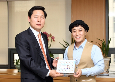 우정사업본부 김기덕 경영기획실장(왼쪽)이 1일 우정사업본부에서 우체국 국제특송 EMS 홍보대사로 위촉된 개그맨 김병만 씨에게 달인 캐릭터로 제작한 나만의 우표를 전달하고 있다.