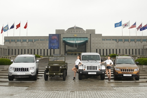 크라이슬러 코리아가 Jeep 브랜드 탄생 70주년을 맞아 1일 용산 전쟁기념관 평화의 광장에서 Jeep 브랜드의 전 라인업 - 그랜드 체로키, 랭글러, 컴패스의 70주년 기념 스페셜 에디션 모델을 공개했다. Jeep 70주년 기념 모델은 Jeep 브랜드의 유서 깊은 사륜구동 성능과 헤리티지는 물론, 70년 전통 Jeep의 장인정신이 돋보이는 고급 인테리어 및 편의사양, Jeep 70주년 기념 배지를 적용하여 차별화된 스타일과 가치를 선사한다. &lt;왼쪽부터&gt; 그랜드 체로키 70주년 에디션, 사륜구동의 시초 윌리스 MB, 랭글러 70주년 에디션, 컴패스 70주년 에디션 (3,590만원)