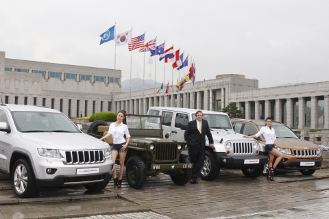 크라이슬러 신임 대표 그렉 필립스가 1일 용산 전쟁기념관에서 Jeep 70주년 기념모델들을 소개하고 있다. &lt;왼쪽부터&gt; 그랜드 체로키 70주년 에디션, 윌리스 MB, 랭글러 70주년 에디션, 컴패스 70주년 에디션 (3,590만원)
