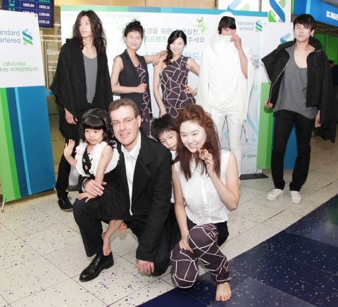 다가오는 세계 환경의 날(6월5일)을 맞아 한국스탠다드차타드금융지주와 주한영국문화원이 주관하는 제3기 글로벌 기후변화 홍보대사들이 1일 서울 삼성동 코엑스에서 '기후변화 