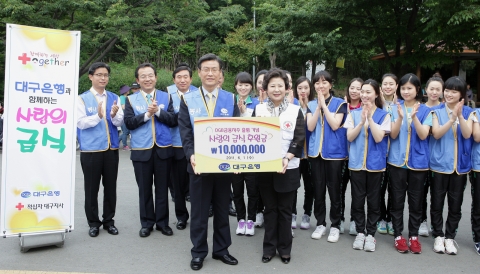 후원금 전달식에서 하춘수 은행장(중앙 왼쪽), 대구적십자사 대구지사 남성희 회장(중앙 오른쪽)
