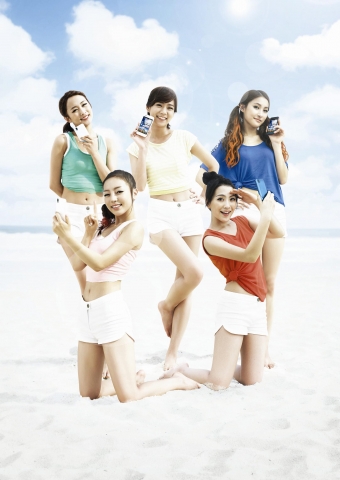 일본에서 큰 인기를 얻고 있는 '카라' 멤버들이 6월 일본에 출시되는 LG의 전략 스마트폰 '옵티머스 브라이트'를 들고 포즈를 취하고 있다.