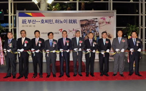 1일 부산국제공항에서 열린 아시아나항공 부산-하노이, 호찌민 취항식에서 윤영두 아시아나항공 사장(왼쪽 다섯번째)이 하객들과 함께 테이프커팅을 하고 있다. 왼쪽 네번째부터 강희천 부