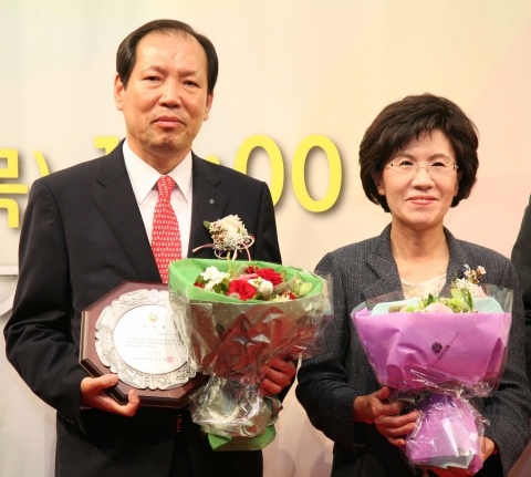 신한카드 이재우 사장(왼쪽)이 6월 2일 오후 서울 효창동 백범김구기념관에서 열린 제10회 전국사회복지자원봉사대회에서 보건복지부장관 표창을 수여 받은 후 진수희 보건복지부장관과 기