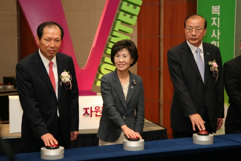 신한카드 이재우 사장(왼쪽)과 진수희 보건복지부장관(가운데), 차흥봉 한국사회복지협의회 회장이 2일 오후 서울 효창동 백범김구기념관에서 열린 제10회 전국사회복지자원봉사대회에서 비