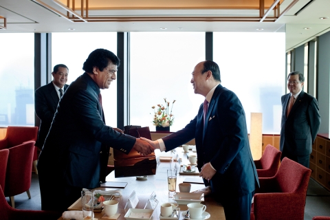 한화그룹 김승연 회장이 통가國 투이바카노 수상을 만나 환담을 나눈 후, 만남을 기념해 준비한 선물을 전달하고 있다.  사진 오른쪽 끝은 한화케미칼 홍기준 대표이사, 사진 왼쪽 끝은