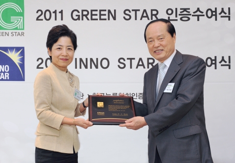 지난 2일 강남구 논현동 파티오나인에서 열린 한국능률협회인증원(KMAR) 그린스타 인증수여식에서 아시아나항공 한현미(왼쪽) 환경•고객담당 상무가 한국능률협회인증원 박기호 부회장과 