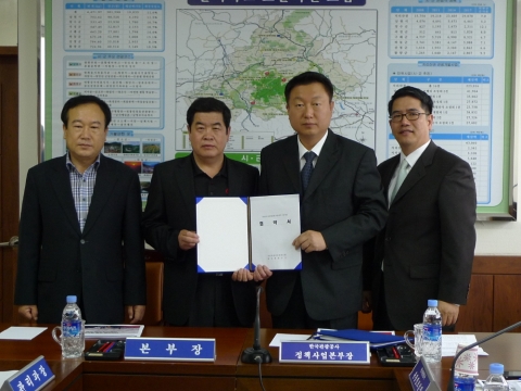 MOU 체결사진 (왼쪽부터 지리산권관광개발조합 김철규 관리과장, 지리산권관광개발조합 구영복 본부장, 한국관광공사 이재성 정책사업본부장, 한국관광공사 김기헌 관광정보실장